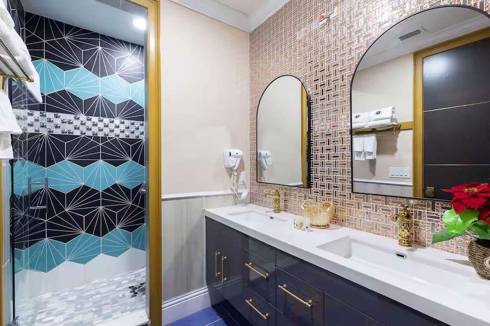 Hollywood Themed Mansion - Image 43