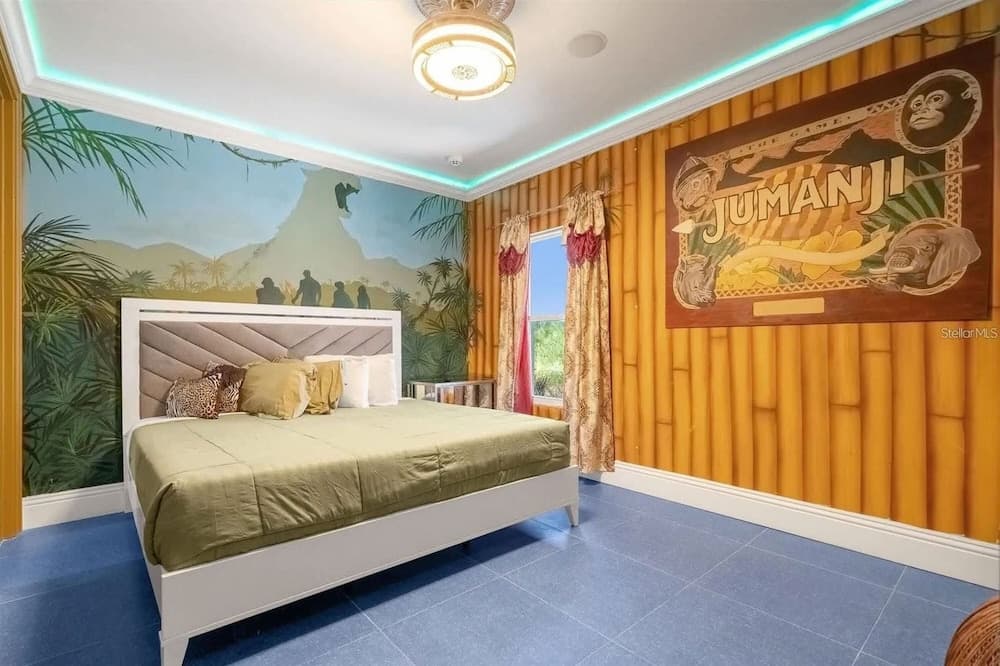 Hollywood Themed Mansion - Image 44