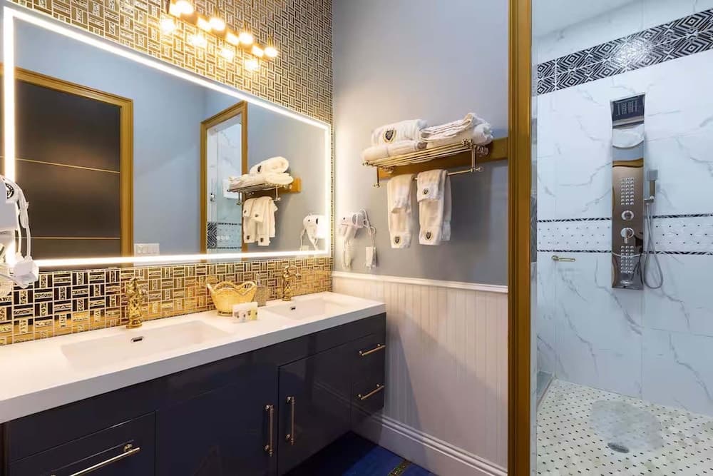 Hollywood Themed Mansion - Image 45