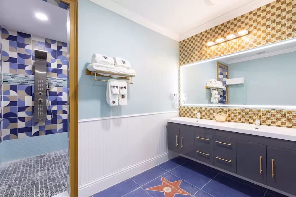 Hollywood Themed Mansion - Image 47