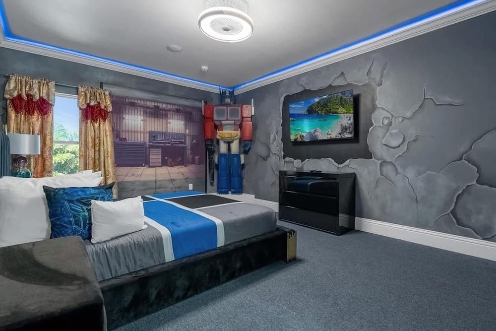 Hollywood Themed Mansion - Image 48