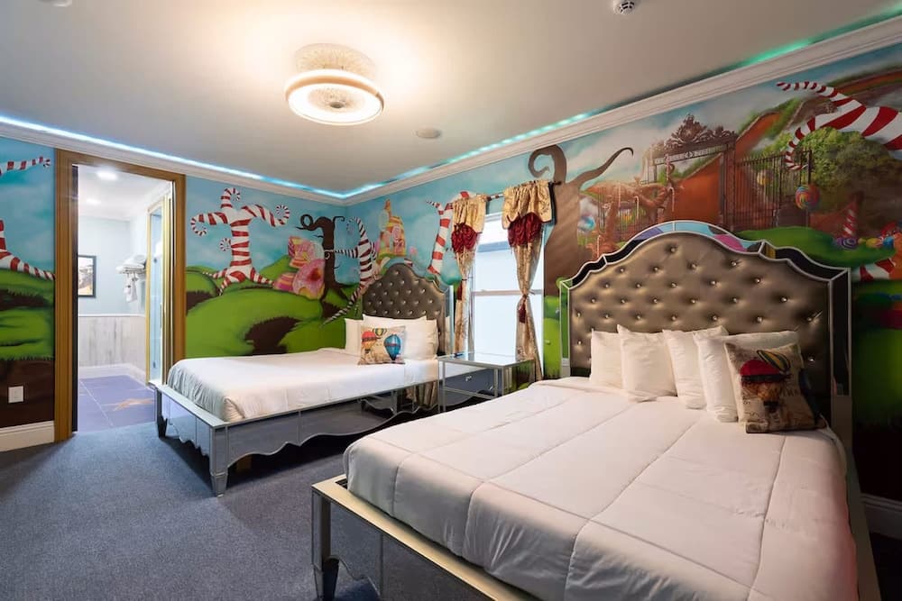 Hollywood Themed Mansion - Image 49