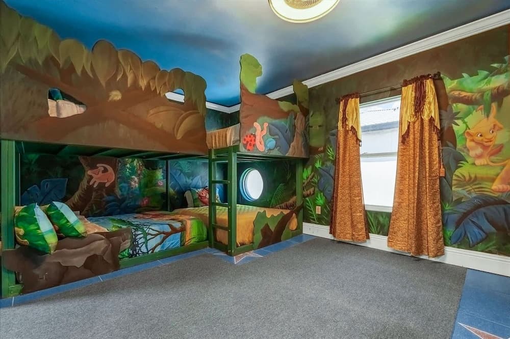 Hollywood Themed Mansion - Image 51