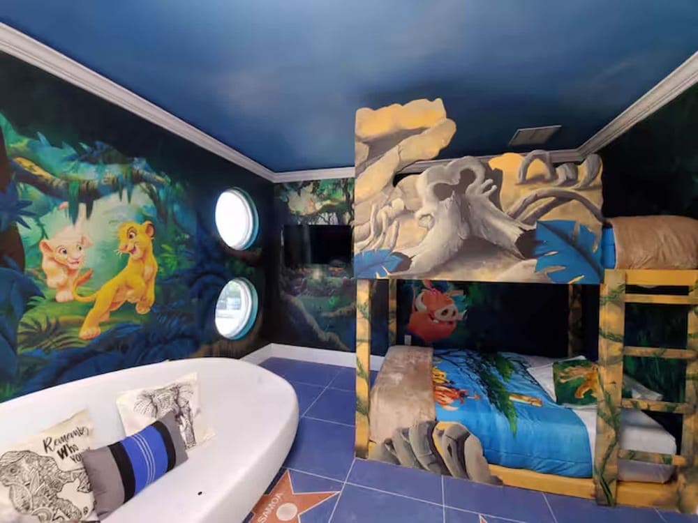 Hollywood Themed Mansion - Image 52