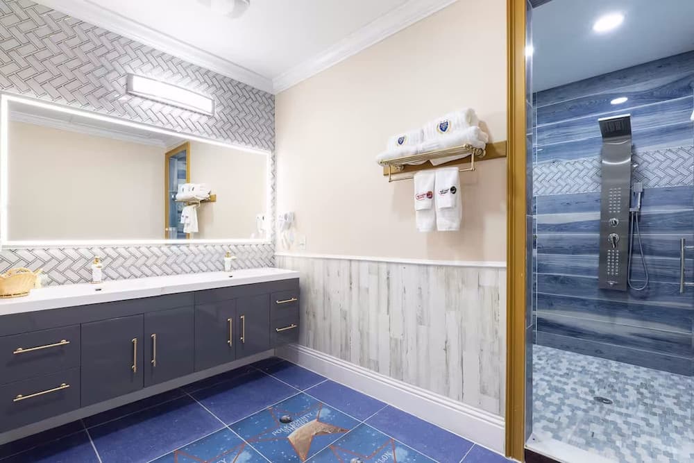 Hollywood Themed Mansion - Image 53