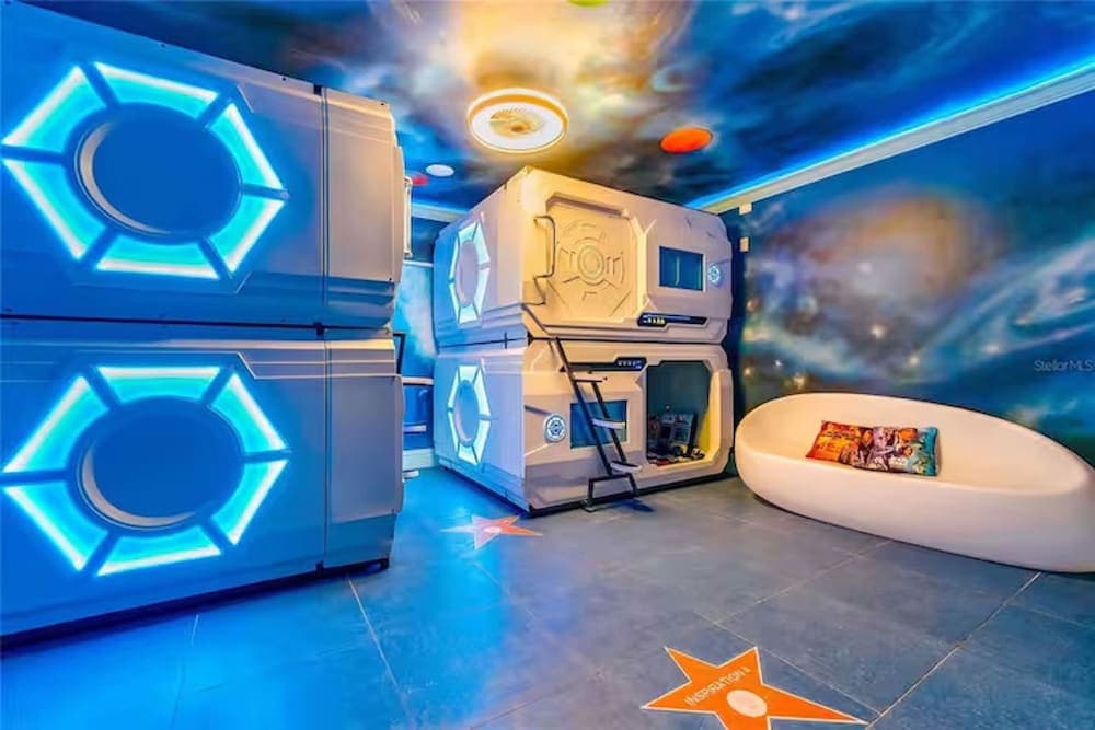 Hollywood Themed Mansion - Image 55