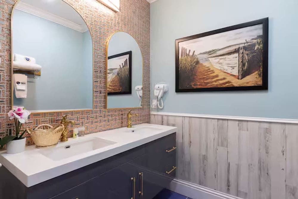 Hollywood Themed Mansion - Image 56