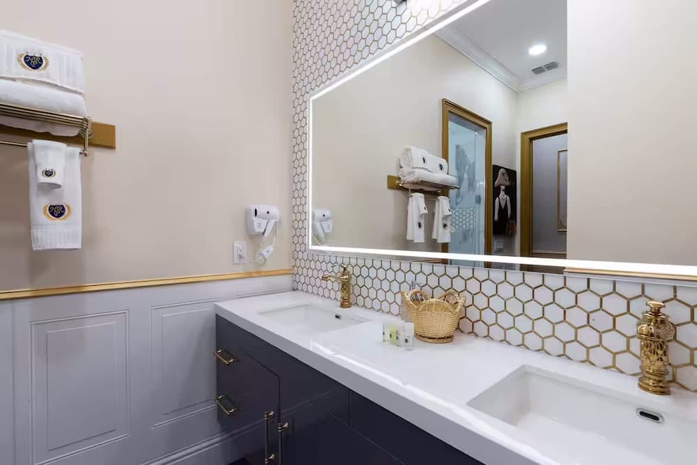 Hollywood Themed Mansion - Image 57