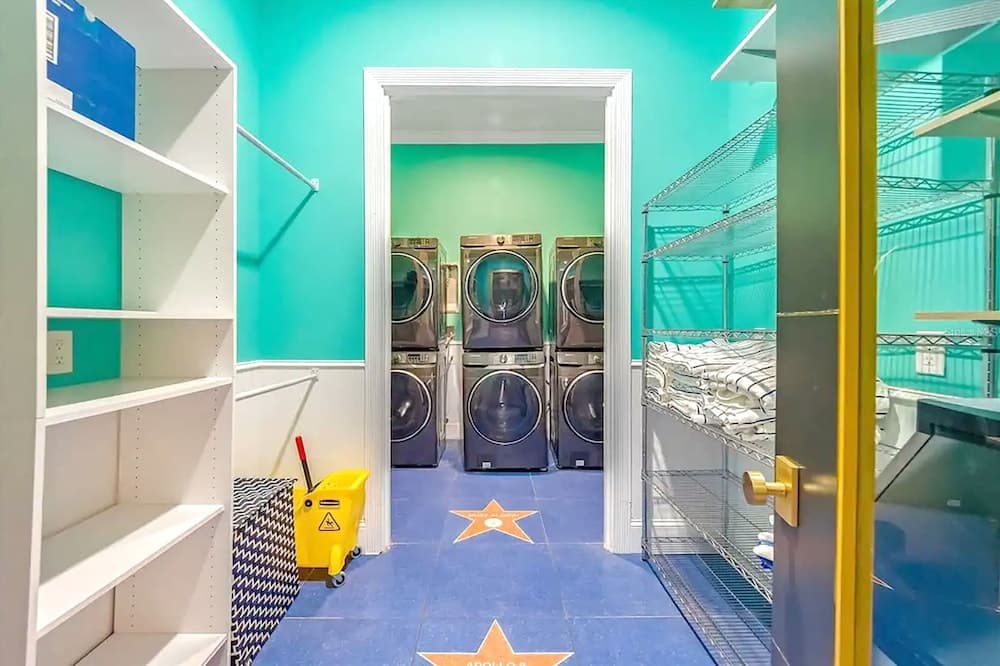 Hollywood Themed Mansion - Image 59