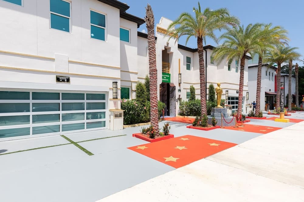 Hollywood Themed Mansion - Image 85