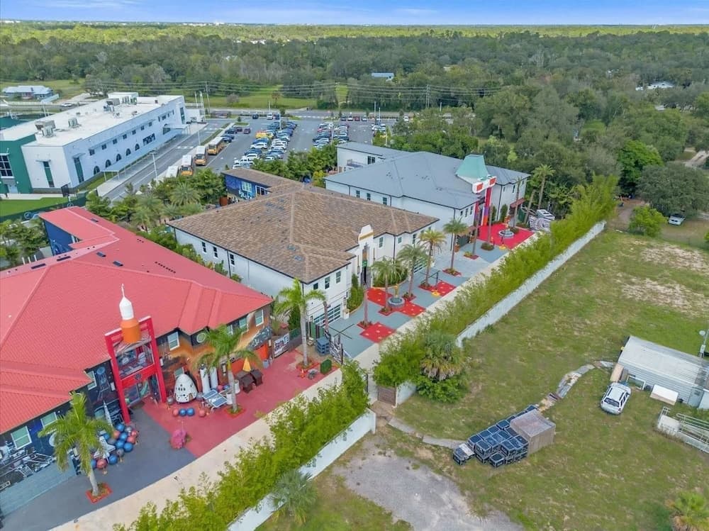 Hollywood Themed Mansion - Image 86