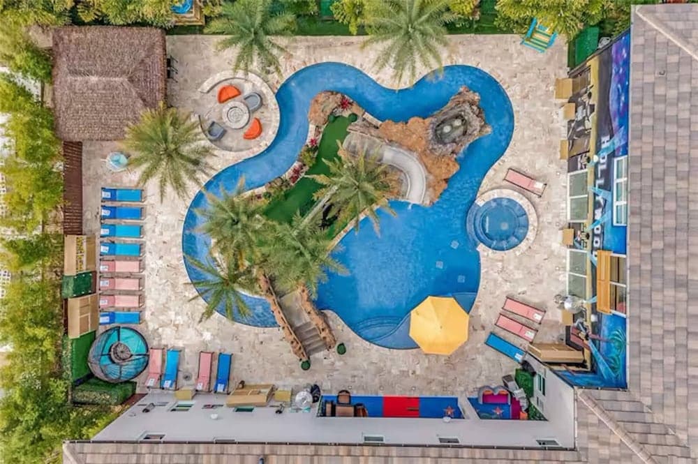 Hollywood Themed Mansion - Image 87