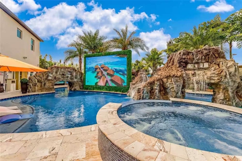 Hollywood Themed Mansion - Image 82