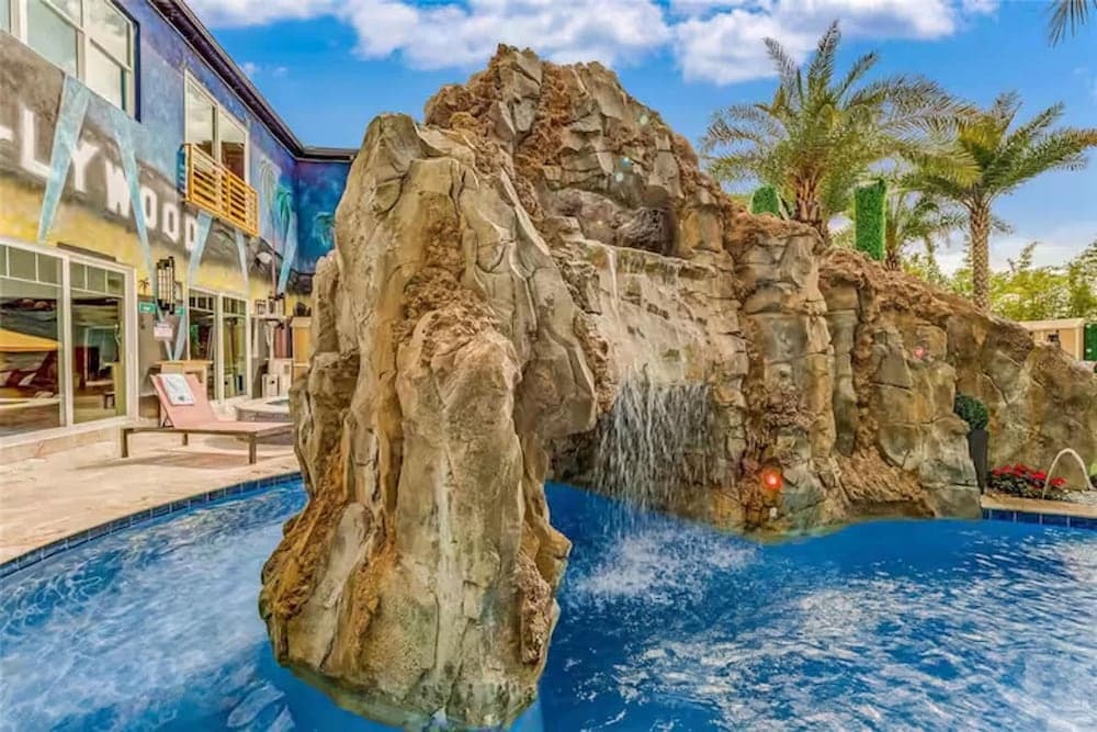 Hollywood Themed Mansion - Image 81