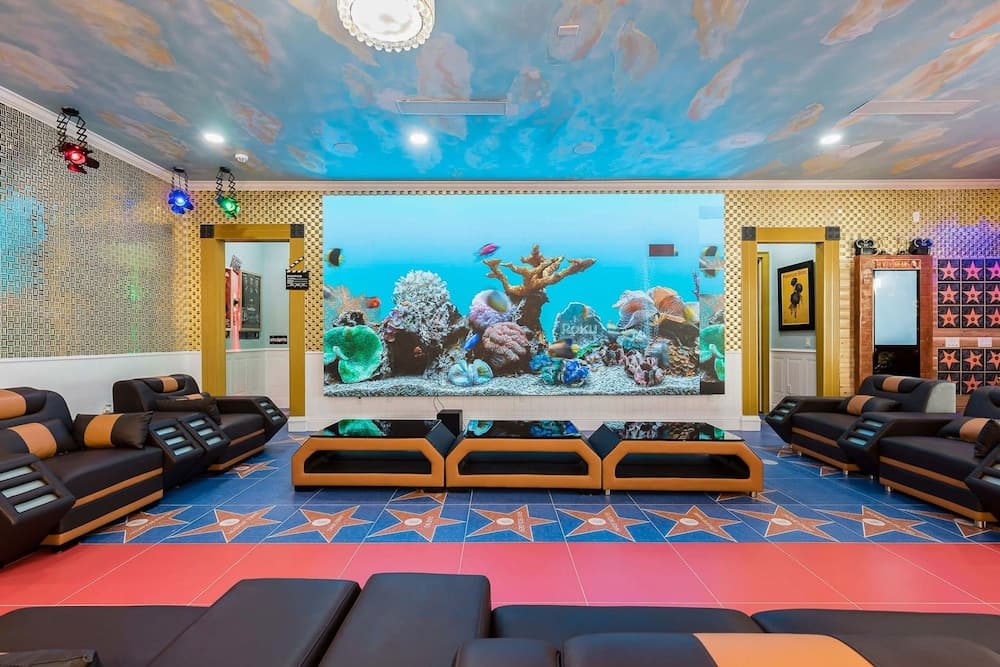 Hollywood Themed Mansion - Image 6