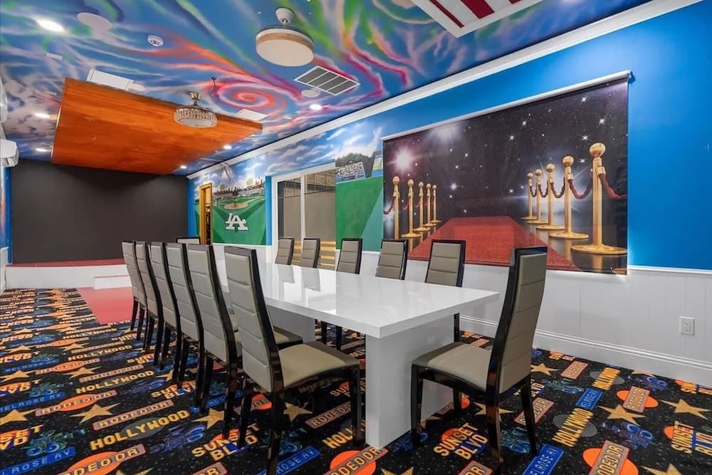 Hollywood Themed Mansion - Image 10