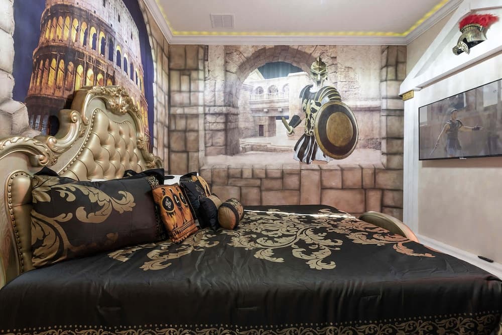 Hollywood Themed Mansion - Image 61