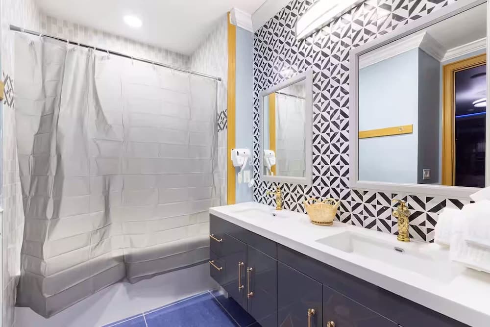 Hollywood Themed Mansion - Image 64