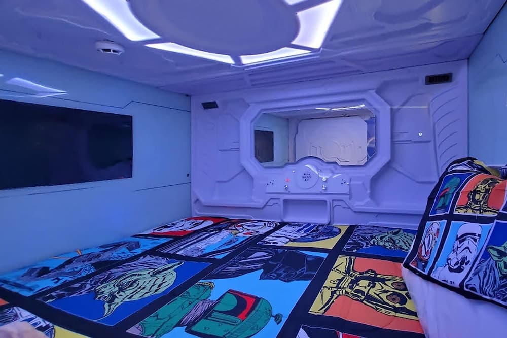 Hollywood Themed Mansion - Image 66