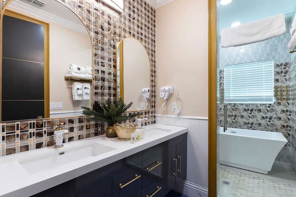 Hollywood Themed Mansion - Image 67