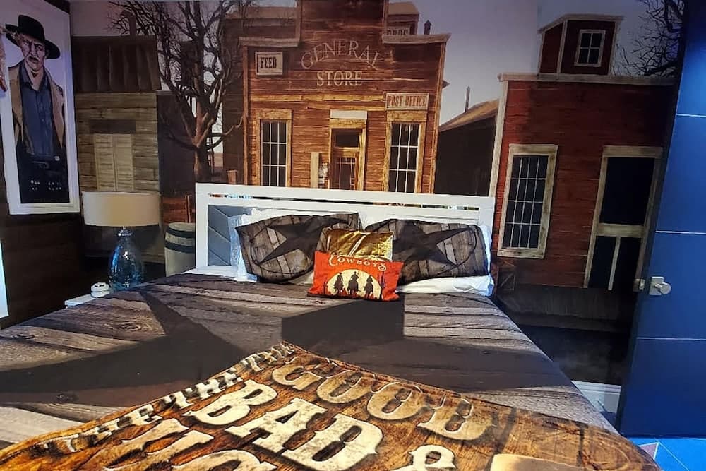 Hollywood Themed Mansion - Image 68