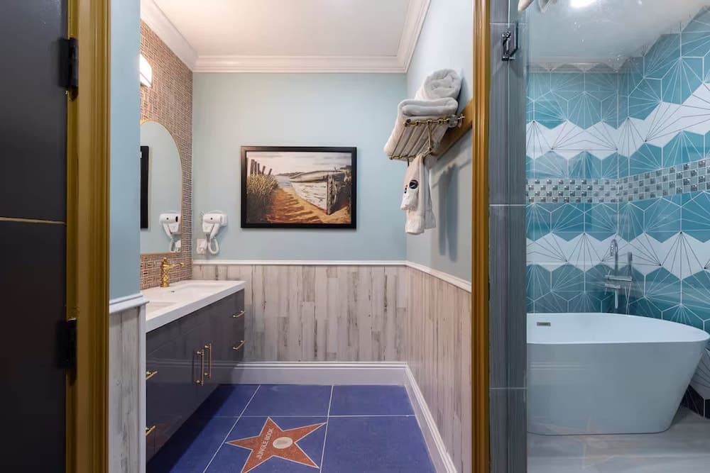 Hollywood Themed Mansion - Image 69