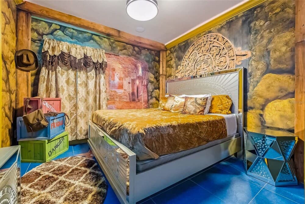 Hollywood Themed Mansion - Image 70