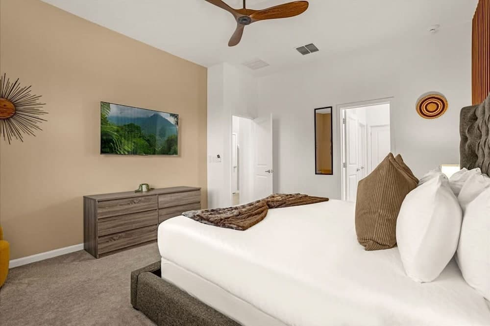 Prime Theatre Retreat - Image 40