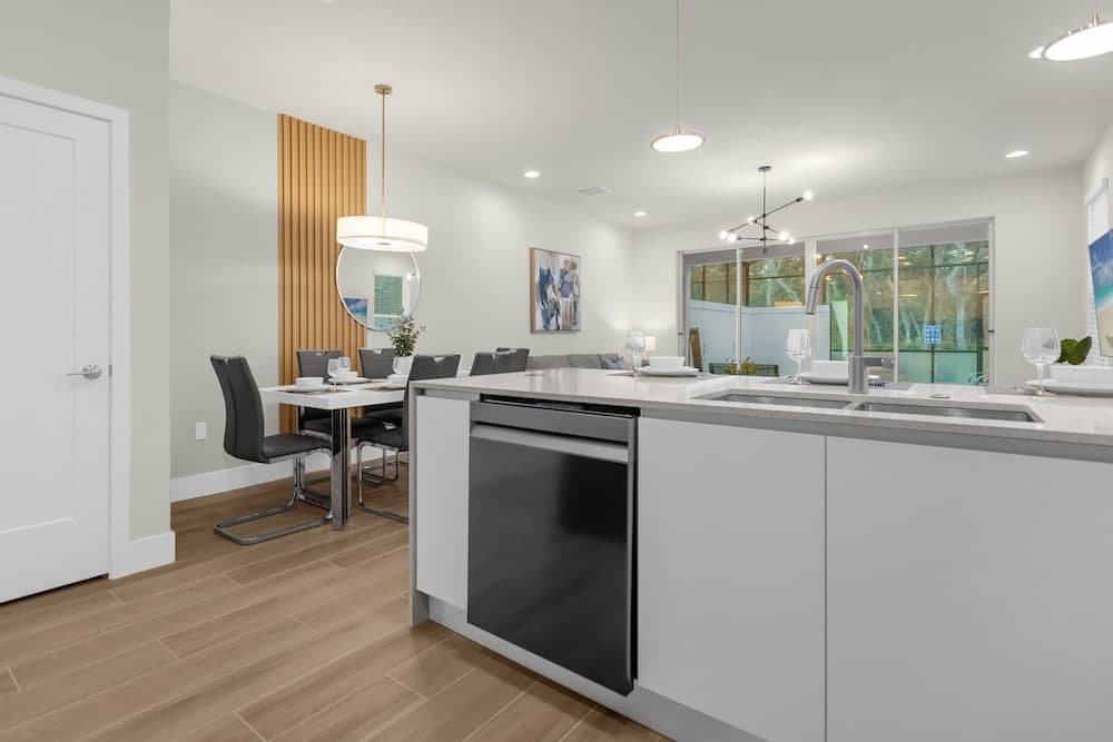 Modern Family Townhome - Image 5