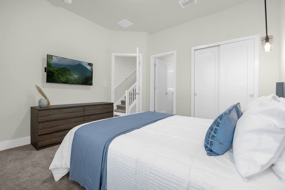 Modern Family Townhome - Image 12