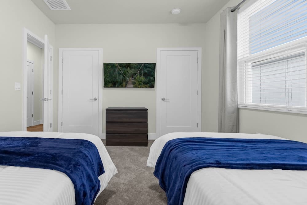 Modern Family Townhome - Image 15