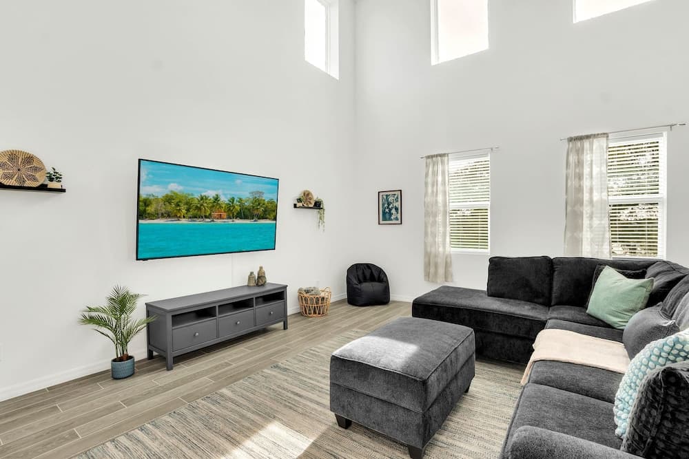 Lakefront Haven - Image 4