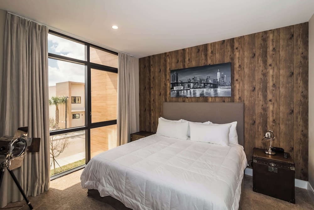 Crowned Escape - Image 10