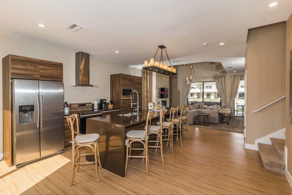 Crowned Escape - Image 5