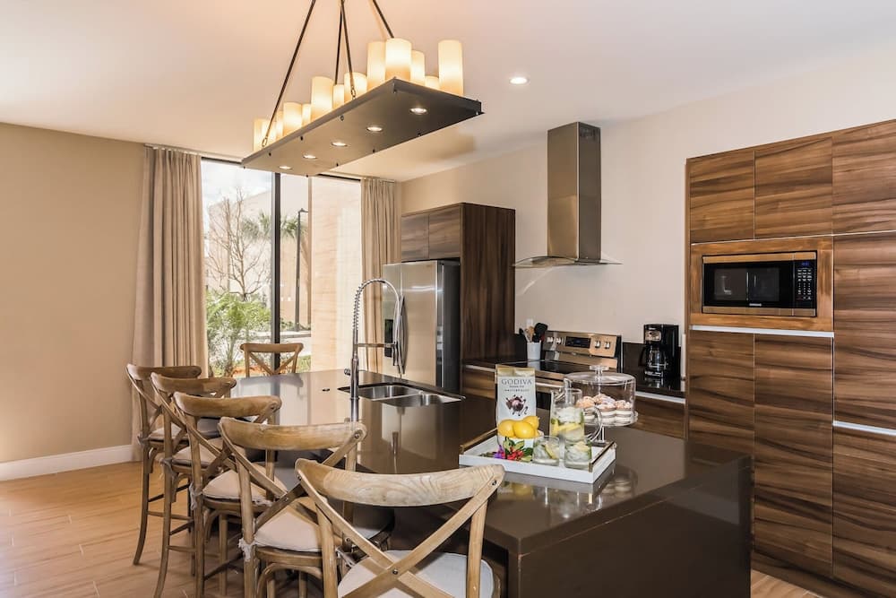 Crowned Escape - Image 5