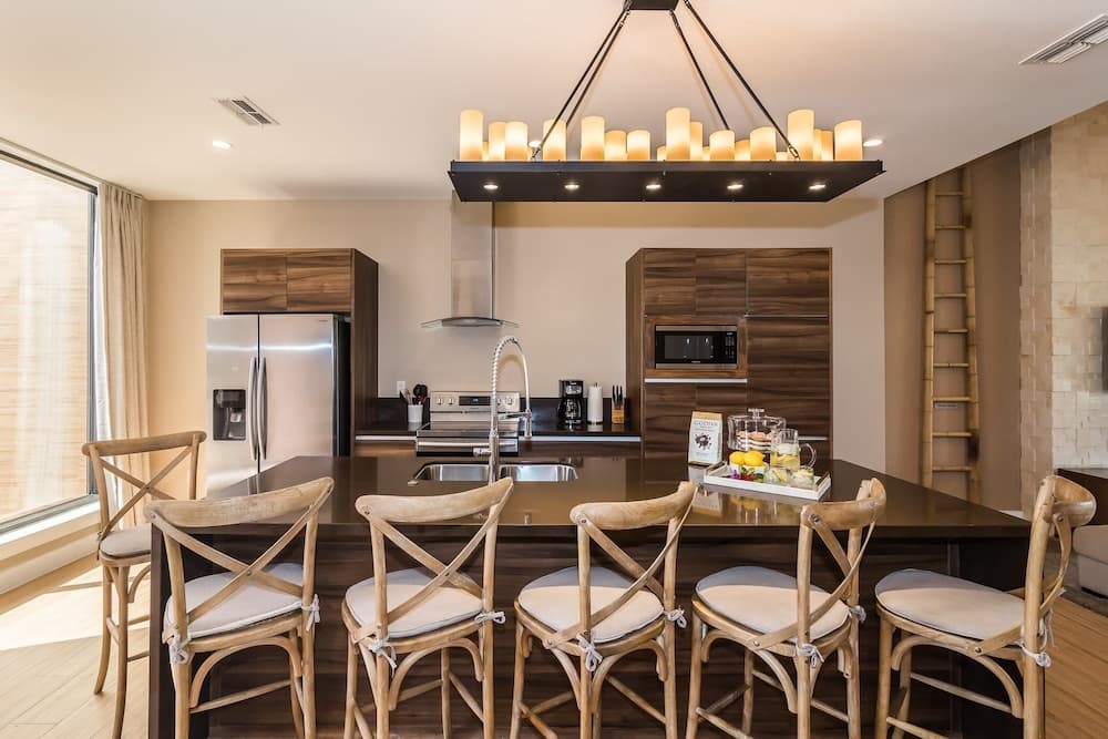 Crowned Escape - Image 6