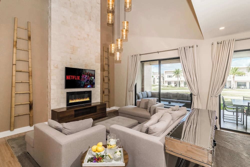 Crowned Escape - Image 4