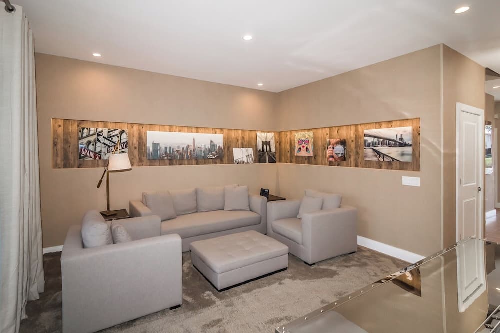 Crowned Escape - Image 3