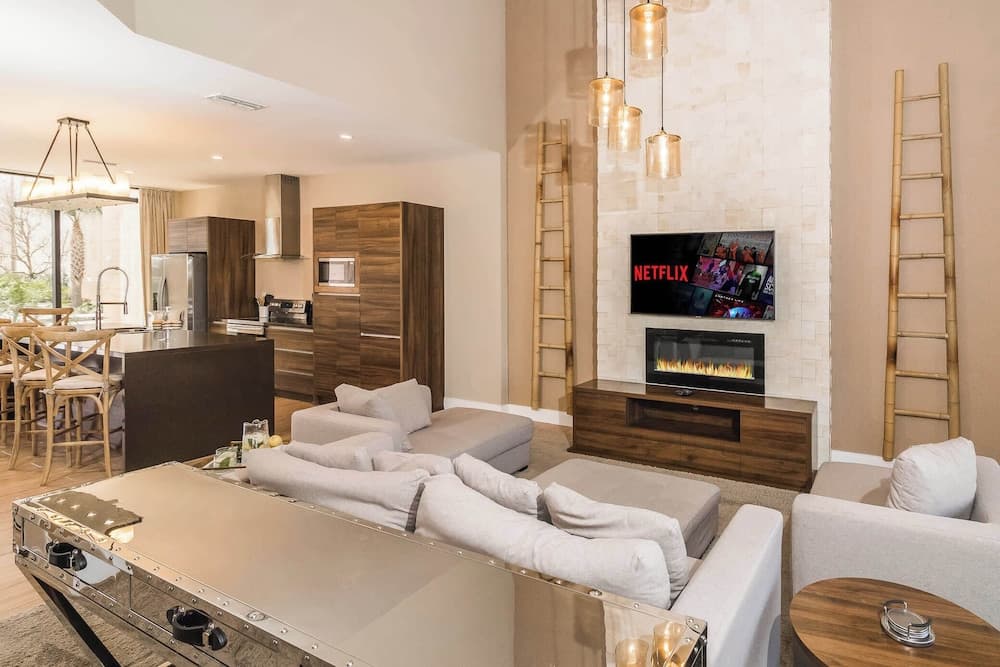 Crowned Escape - Image 2