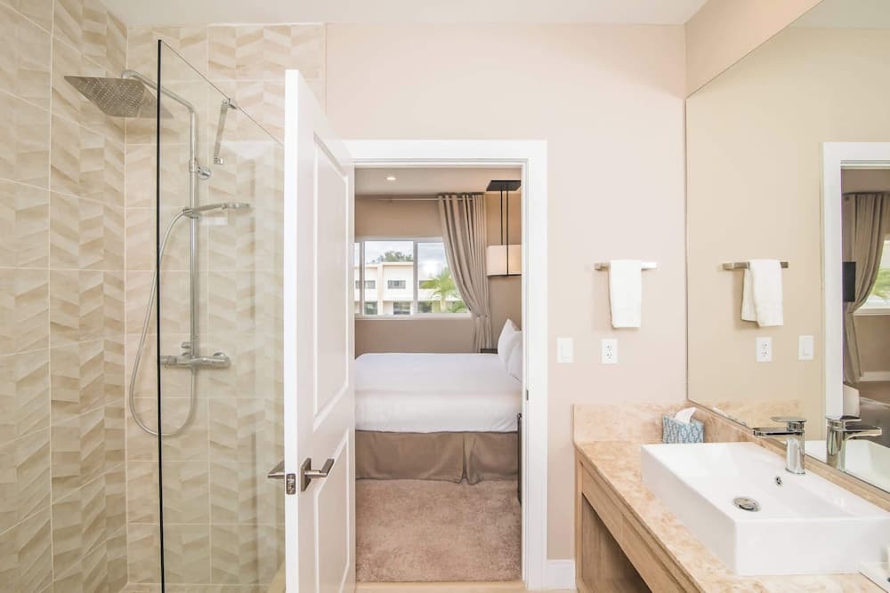 Crowned Escape - Image 18