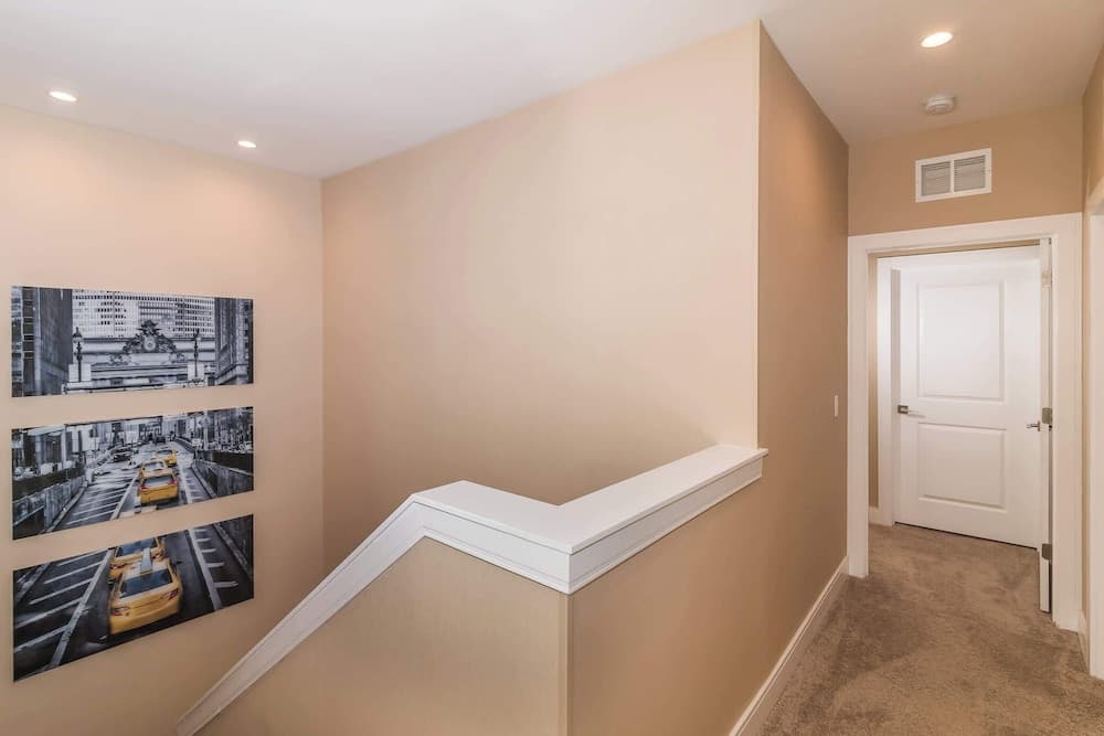 Crowned Escape - Image 7