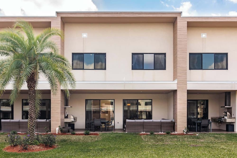 Crowned Escape - Image 24