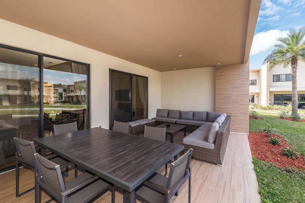 Crowned Escape - Image 2