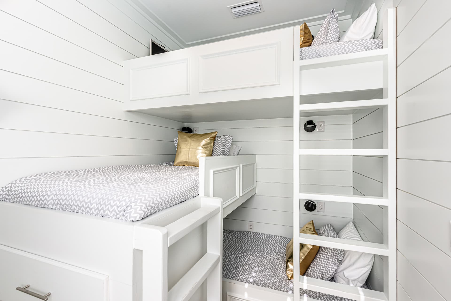 Villa Lago #1966 - Image 21