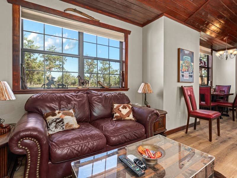 Cedar Bliss Texas Cabin - Image 9