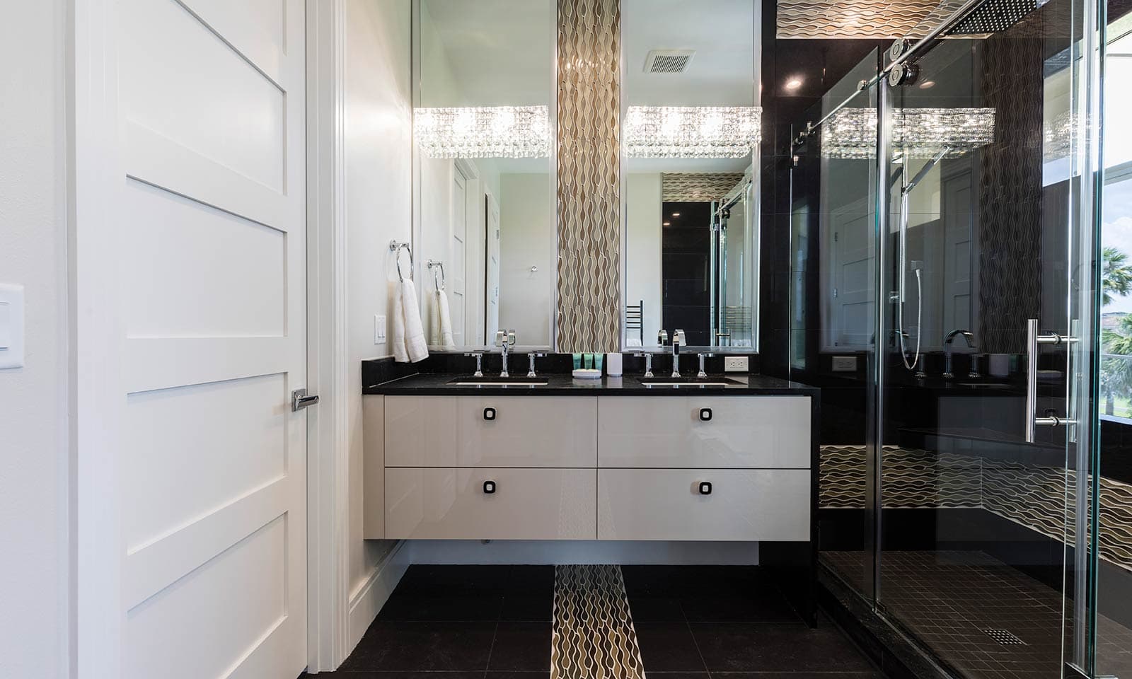 Luxurious Oasis - Image 33