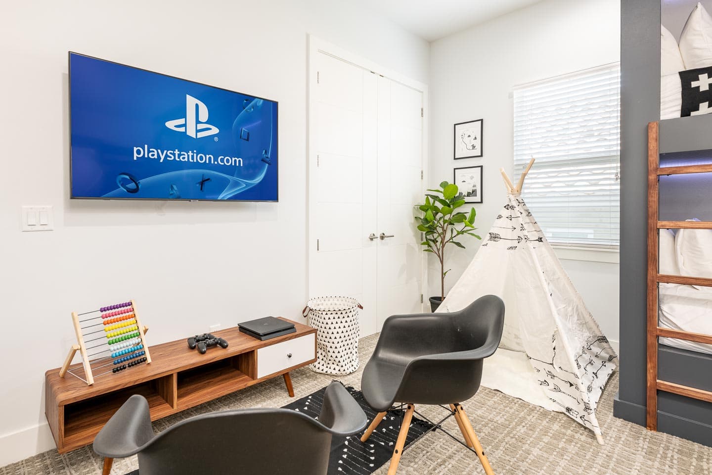 The Marvelously Mod Villa - Image 27