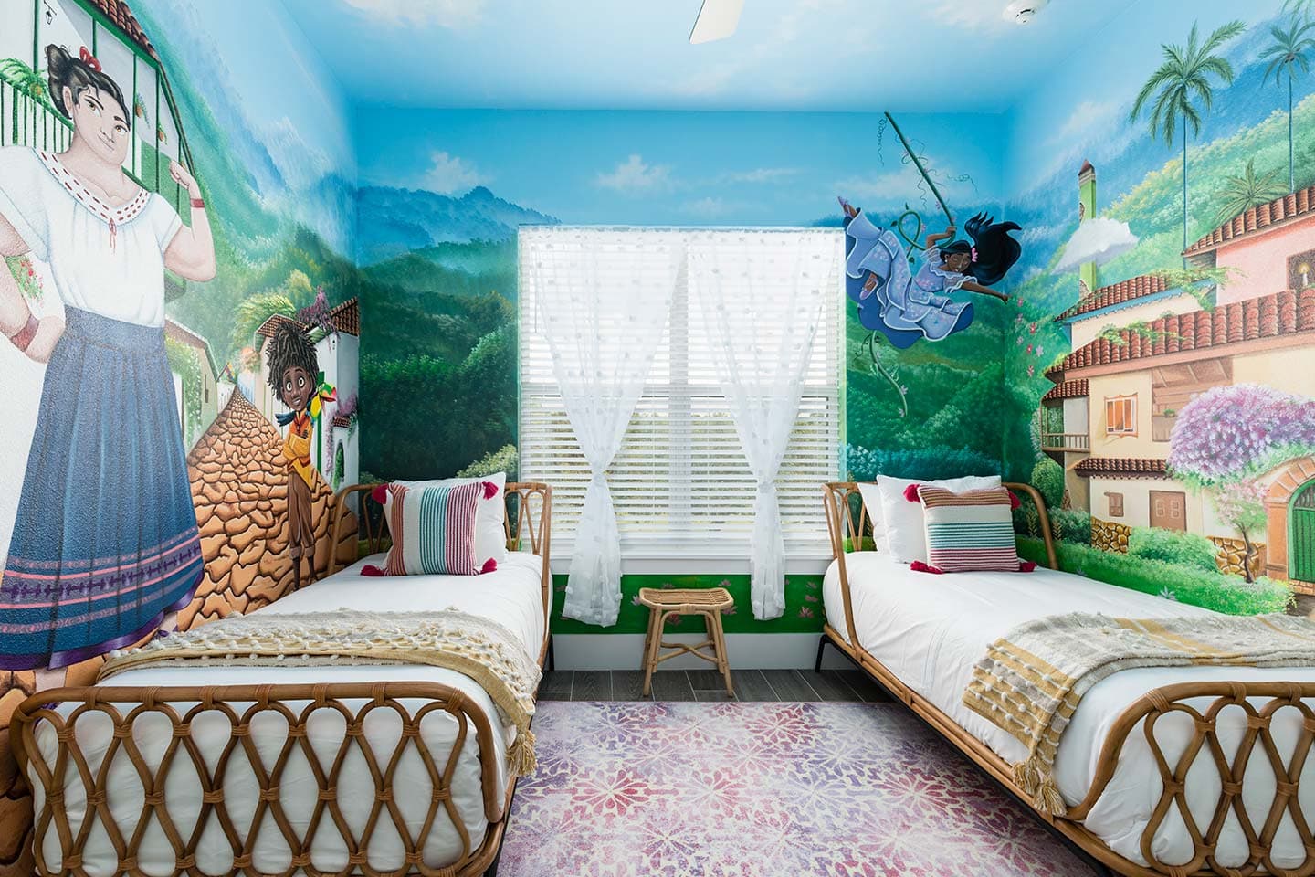 Modern Chic Mansion - Image 3