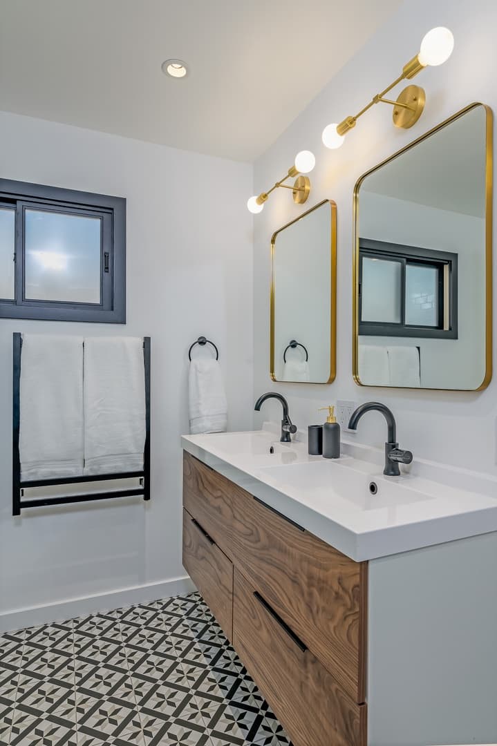 Eastward Casa Blanca Home - Image 19