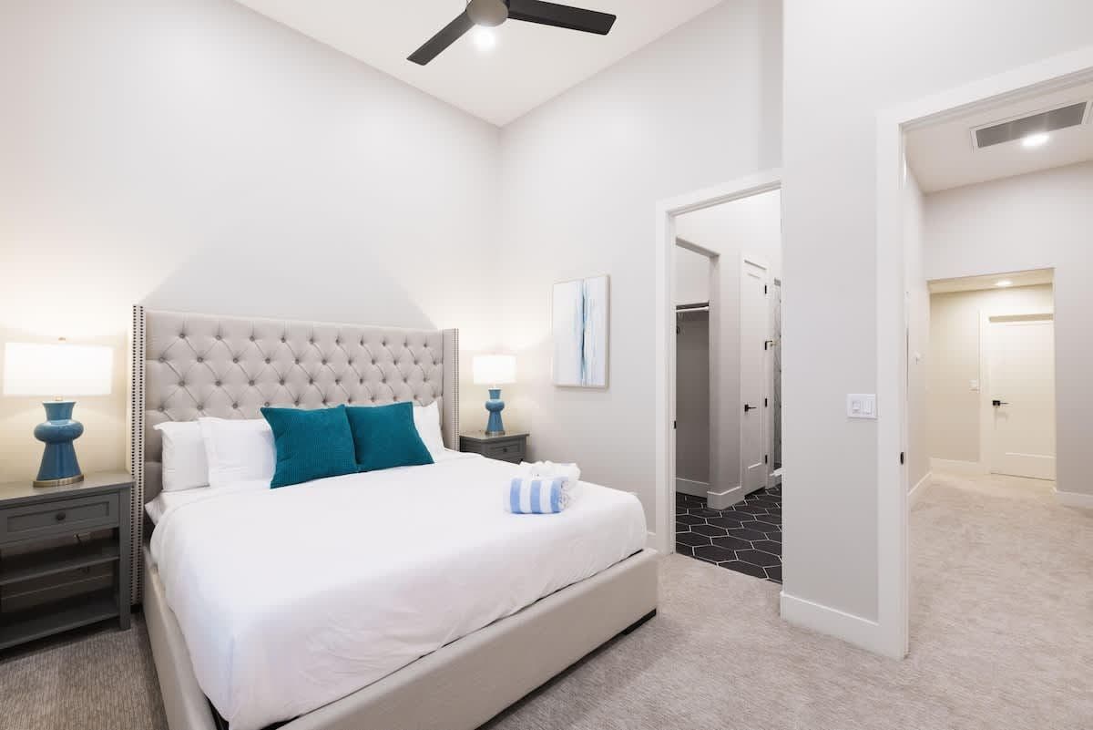 Estate on Shea - Image 38